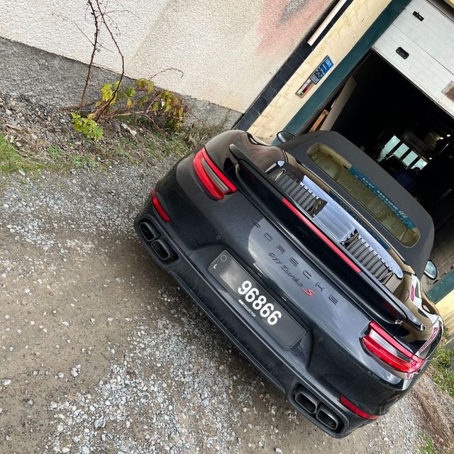 Voiture noire à la sortie du garage